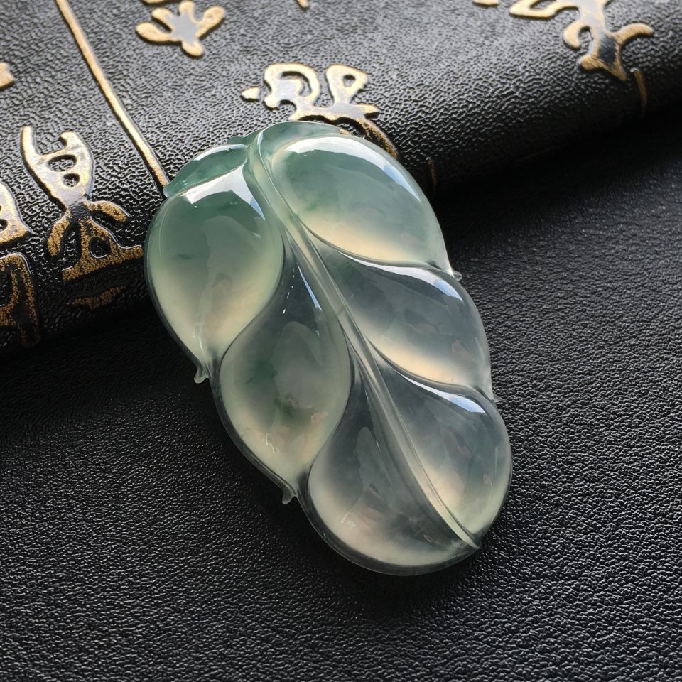 冰种飘花玉叶挂件