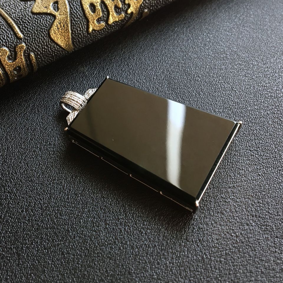 糯冰种墨翠镶白金钻石无事牌胸坠