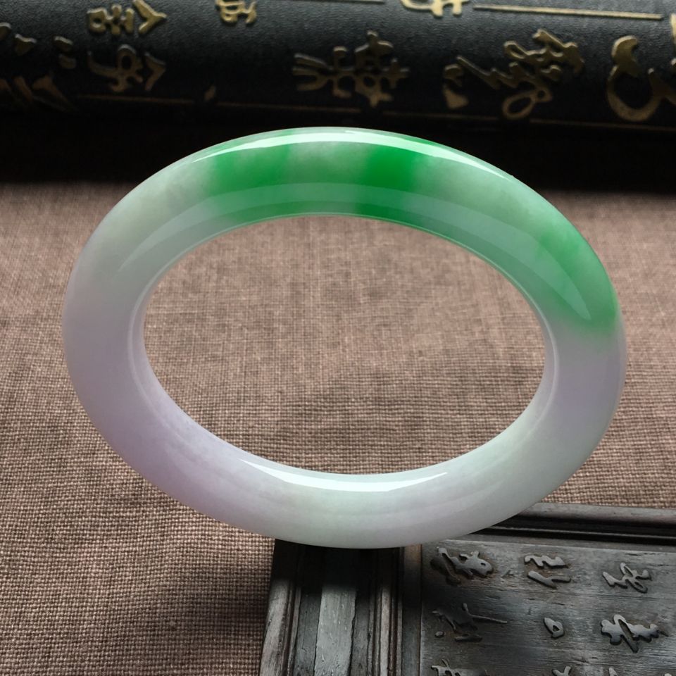 糯冰种淡春带彩圆条手镯（55.6mm）