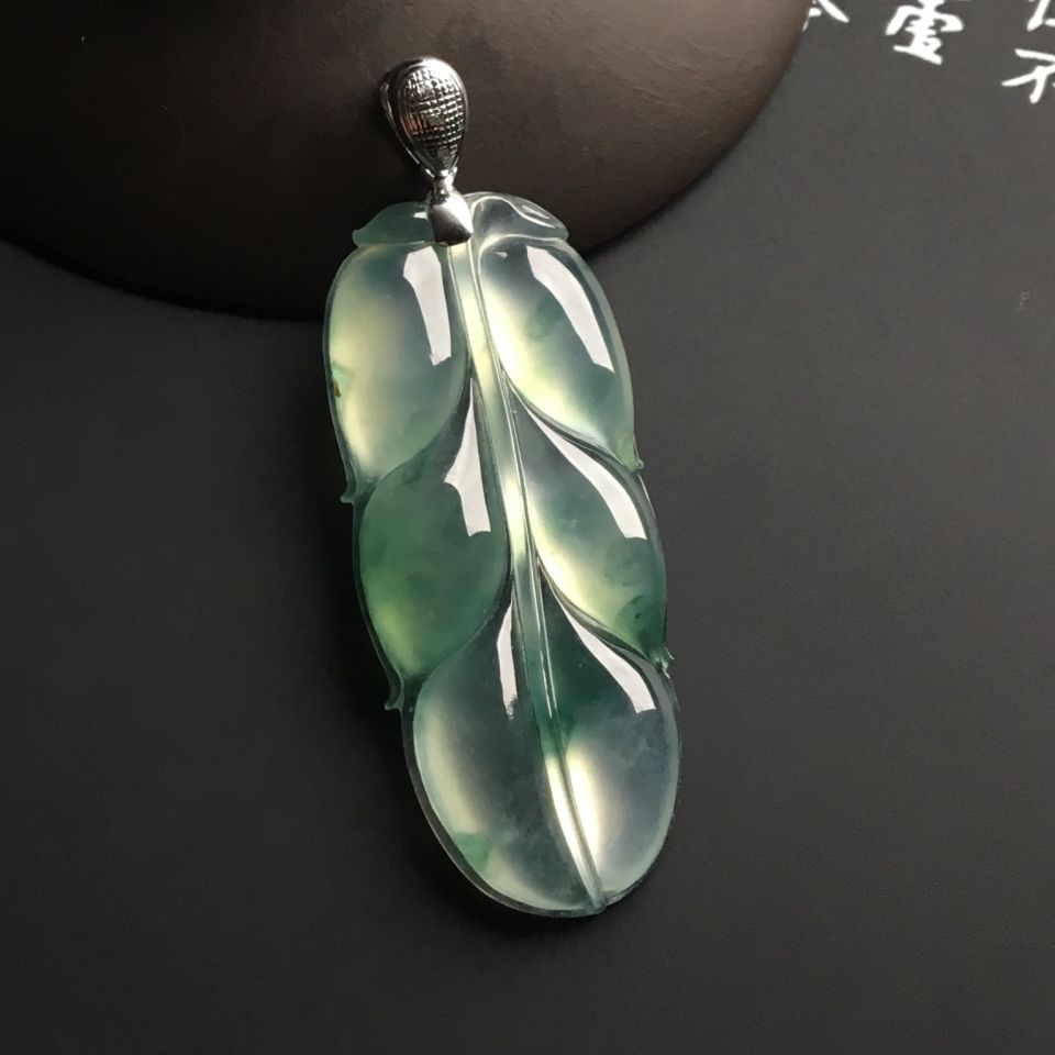 冰种飘花玉叶挂件