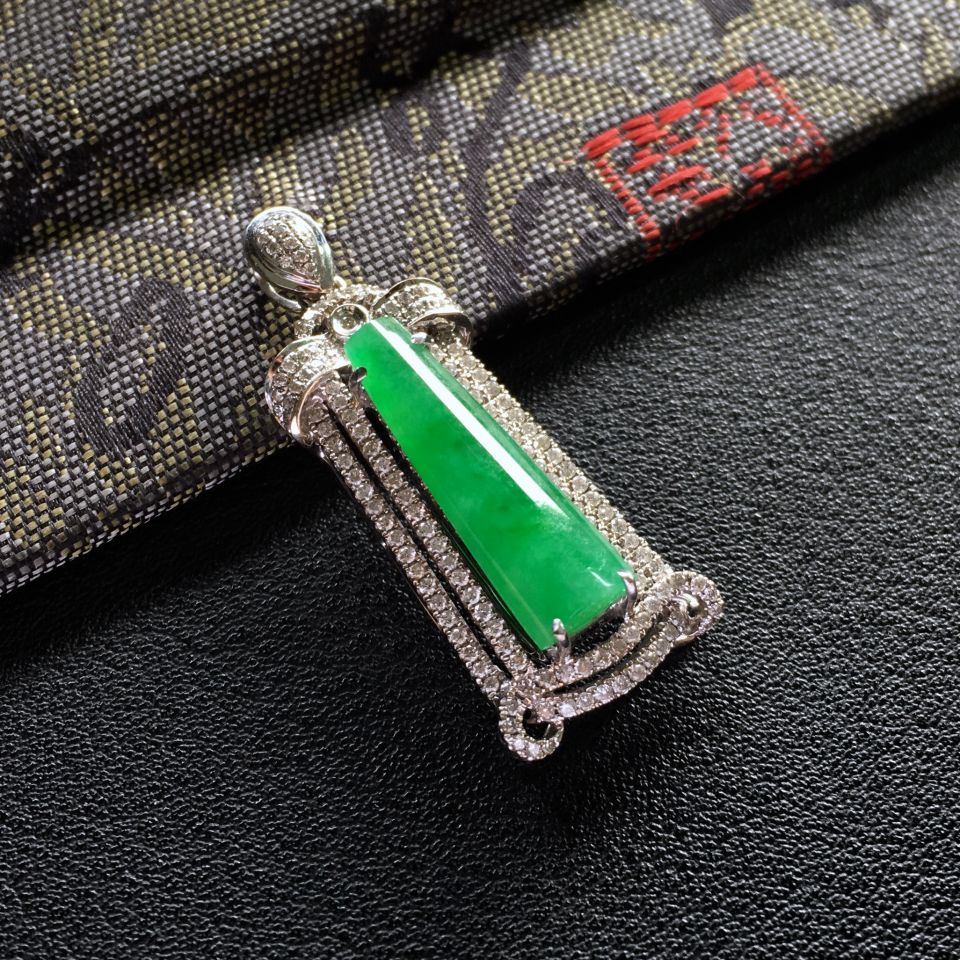 糯冰种翠色镶白金钻石胸坠