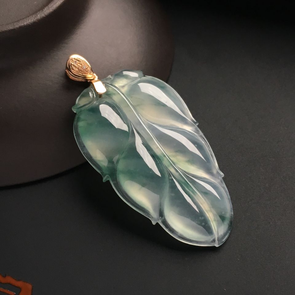 冰种飘花玉叶挂件