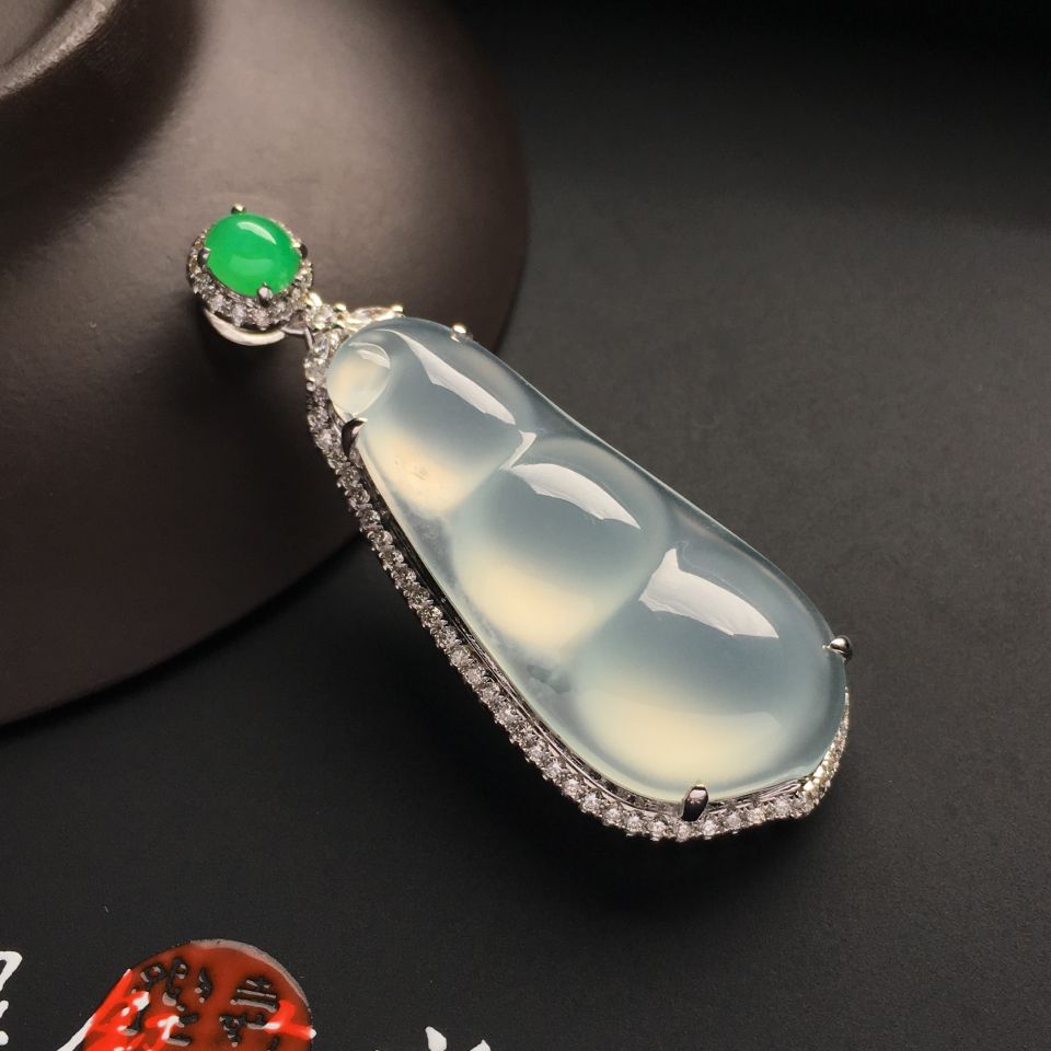 镶白金钻石冰种淡晴水四季豆胸坠