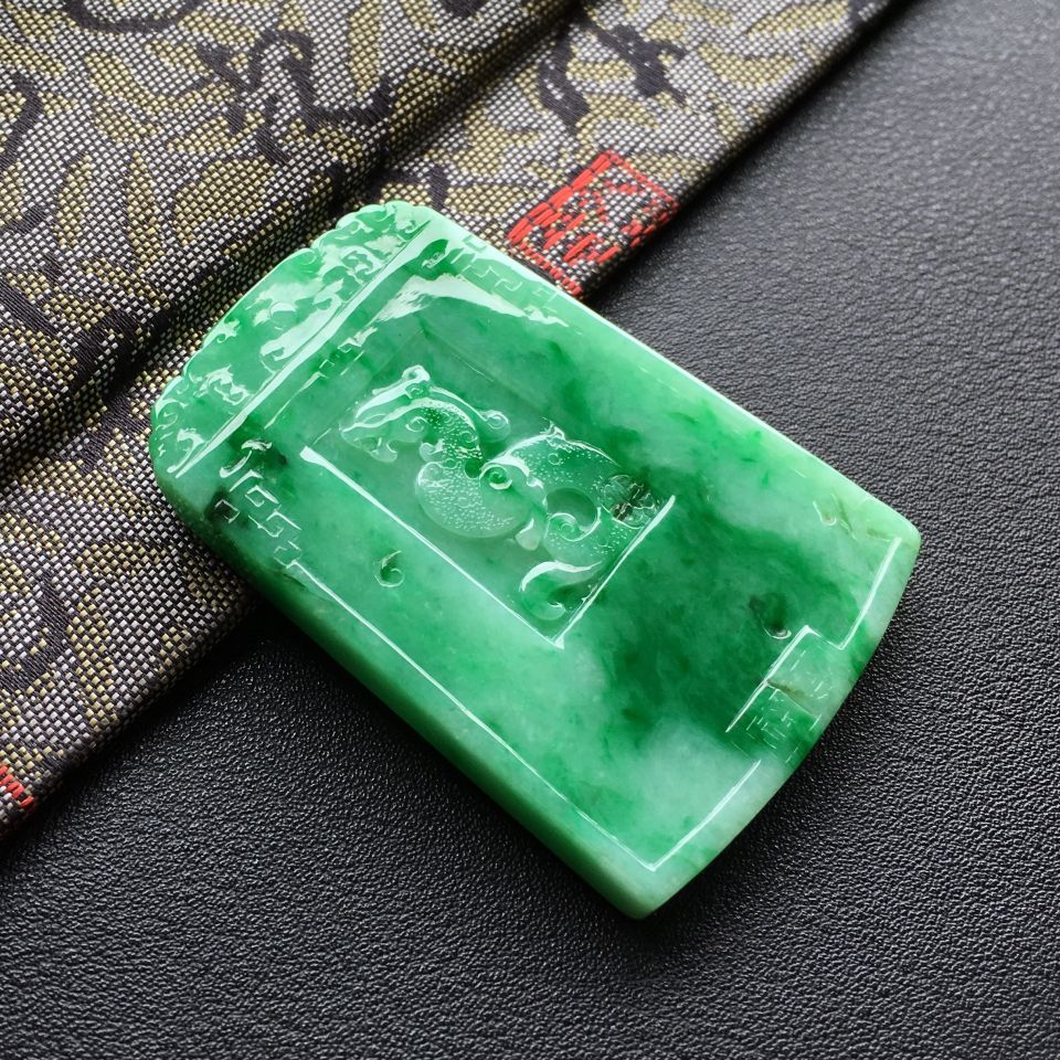 糯冰种飘翠仿古龙牌挂件