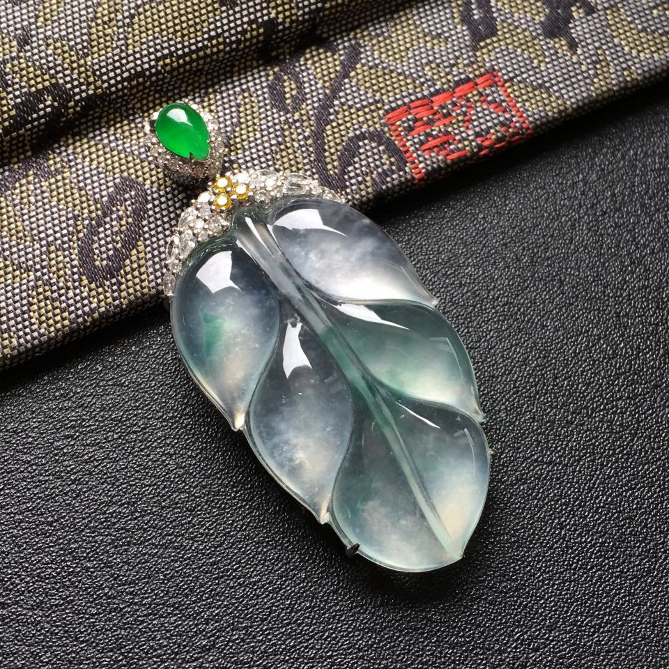 冰玻种飘花镶白金钻石玉叶胸坠