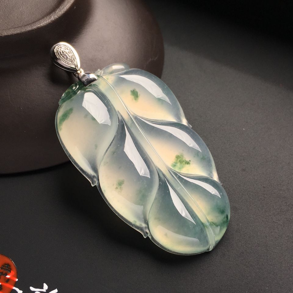 冰种飘花玉叶挂件
