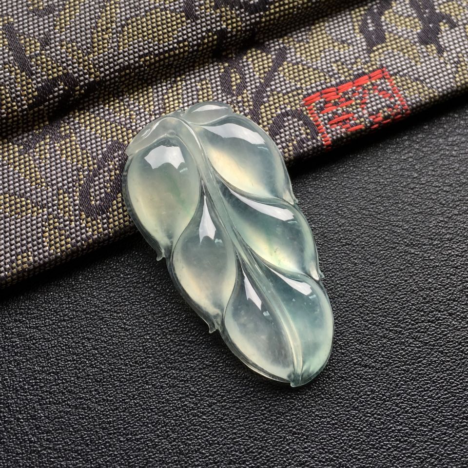 冰种淡晴水略飘花玉叶挂件