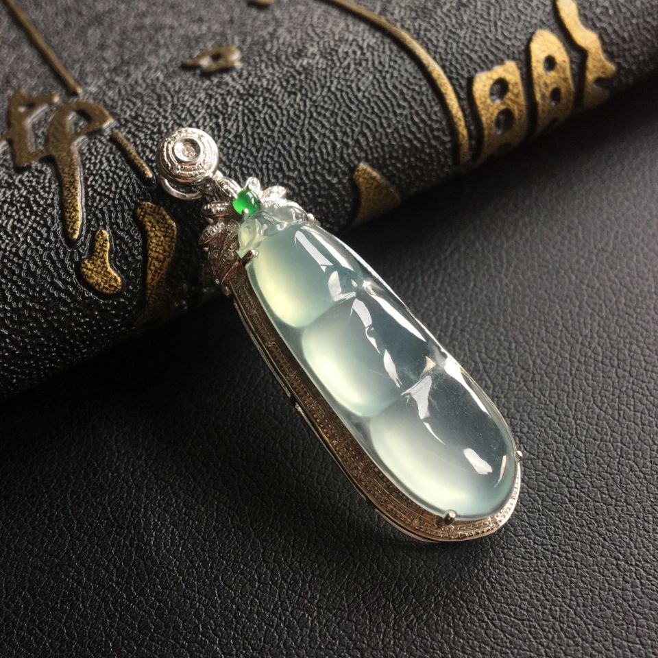 冰种晴水镶白金钻石福豆胸坠