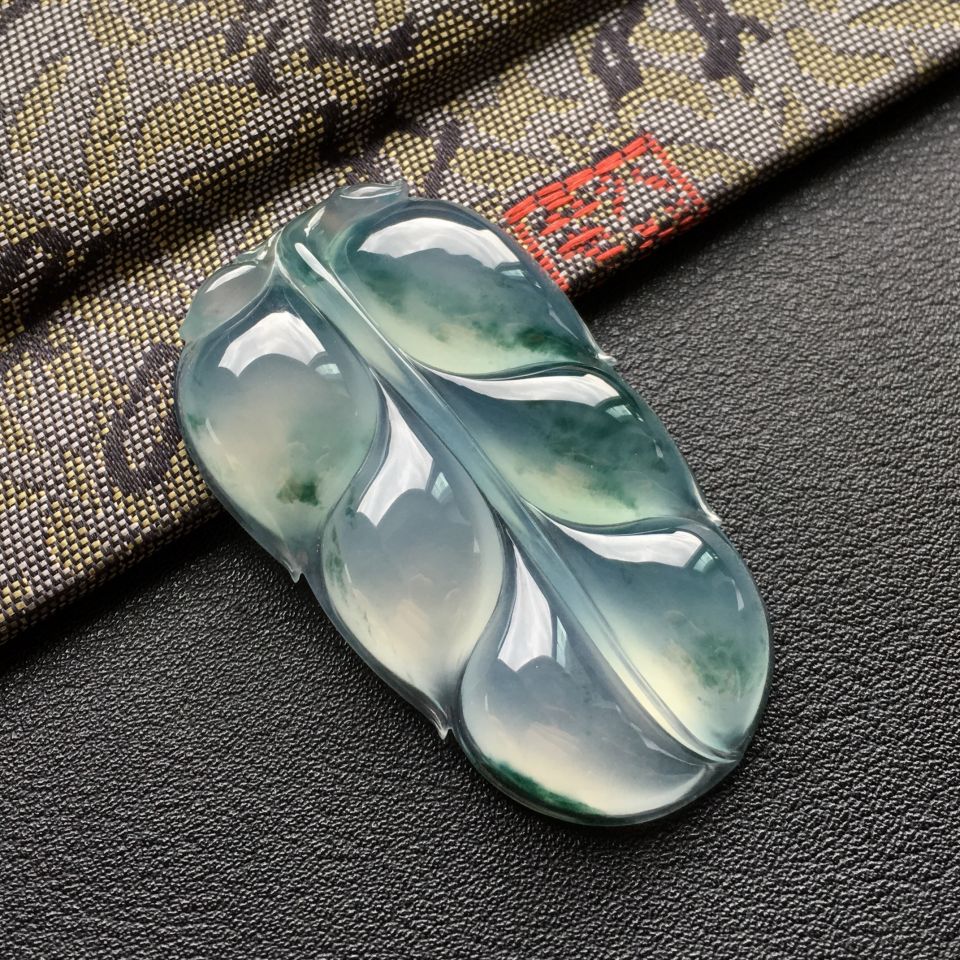 冰种飘花玉叶挂件