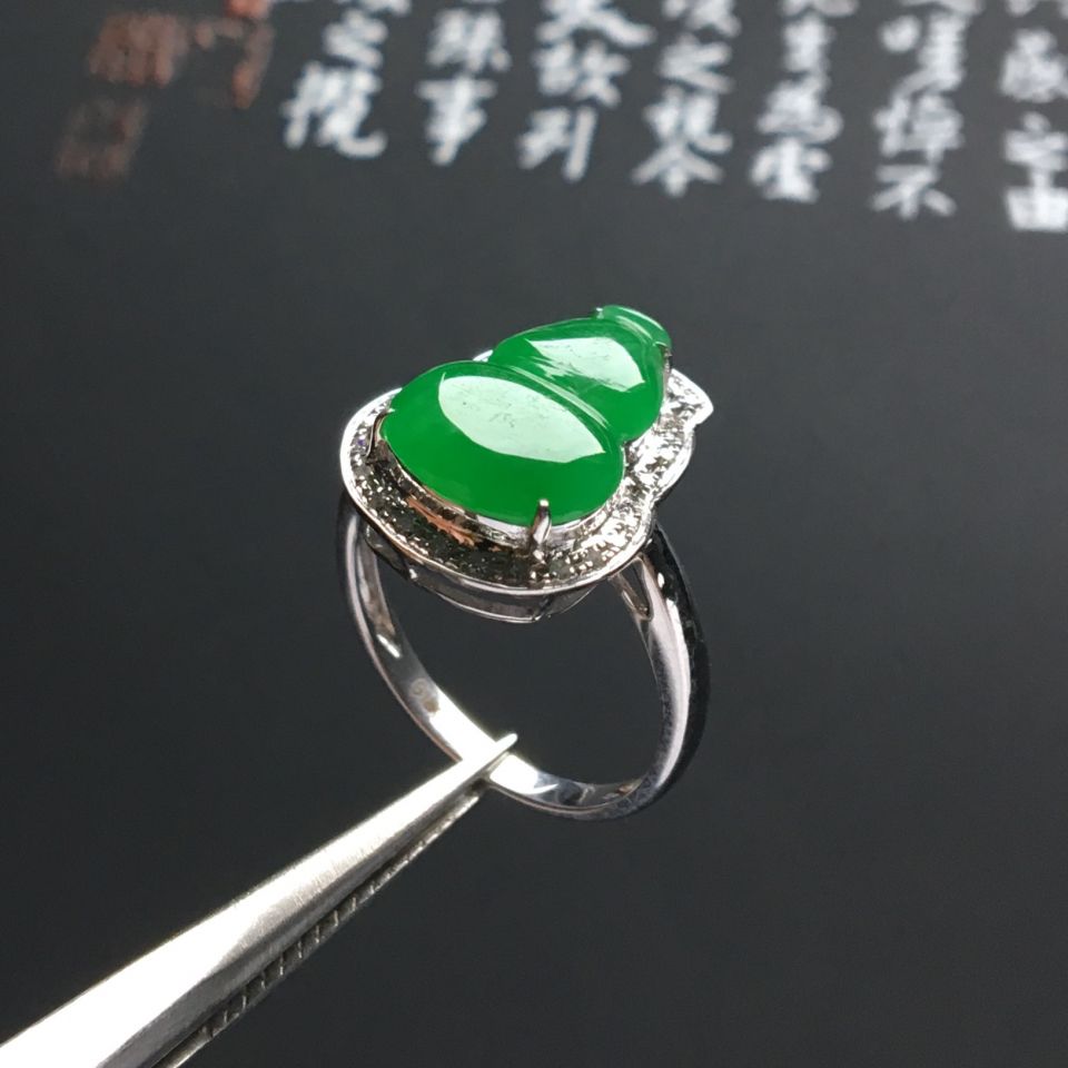 镶白金钻石冰种翠色葫芦戒指