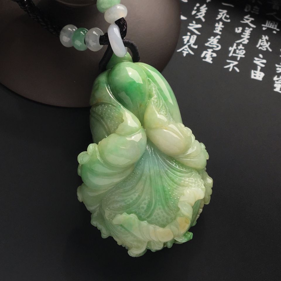 糯冰种淡黄加绿白菜挂件