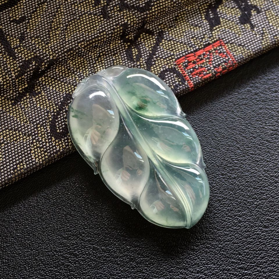 冰种飘花玉叶挂件