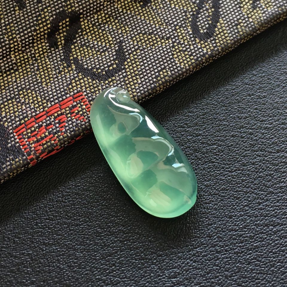 冰种绿晴水四季豆胸坠面