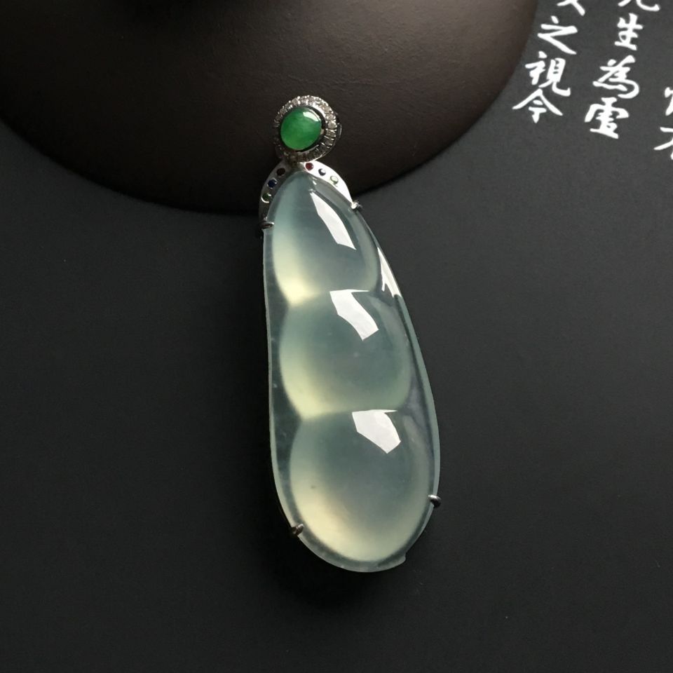 镶白金钻石冰种淡晴水四季豆胸坠