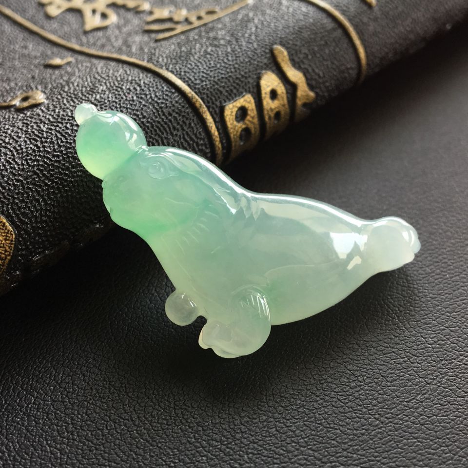 糯冰种略飘翠海狮挂件