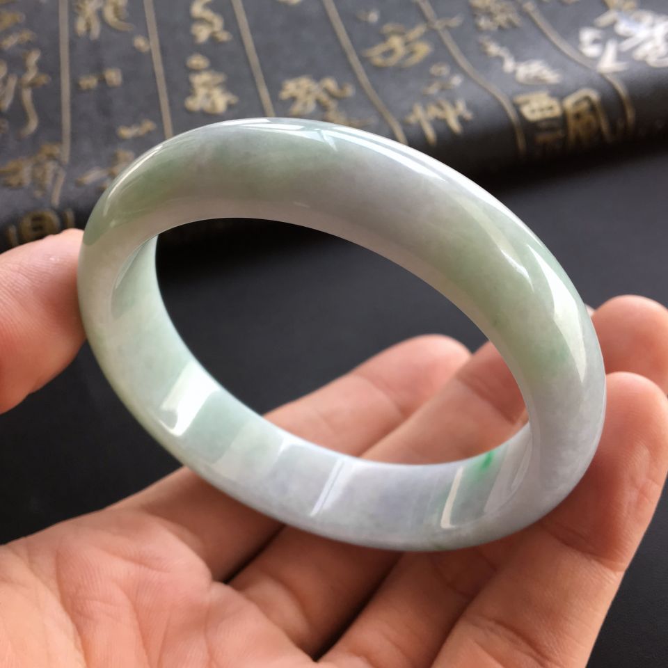 糯冰种略飘翠手镯(55.3mm)