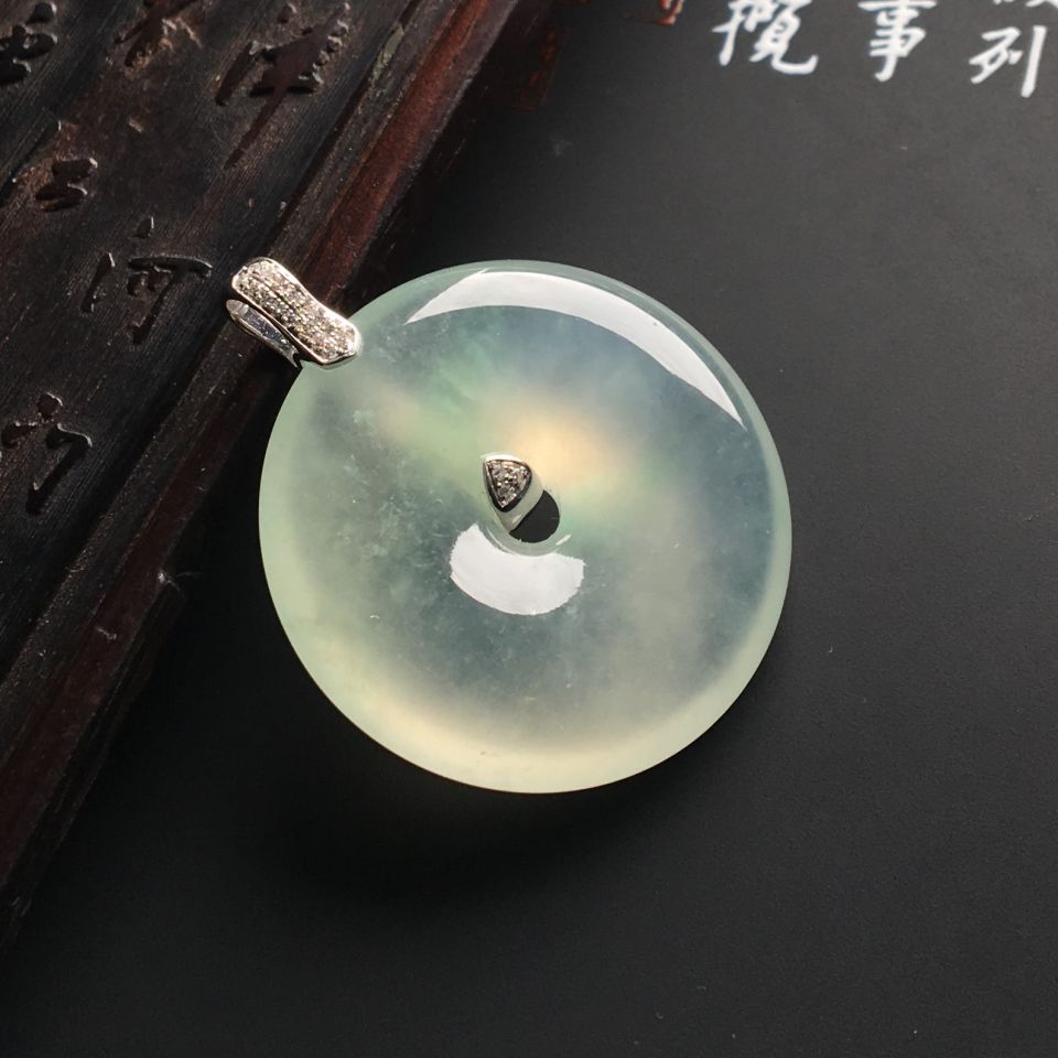 镶白金钻石冰种淡晴水平安扣胸坠