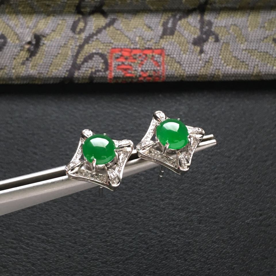 糯冰种翠色镶白金钻石耳钉一对