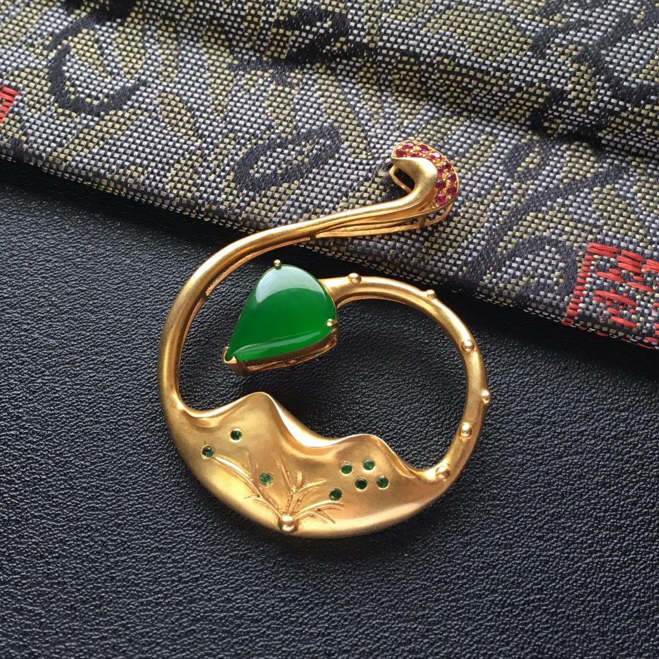 冰种阳绿镶18k金彩宝胸坠