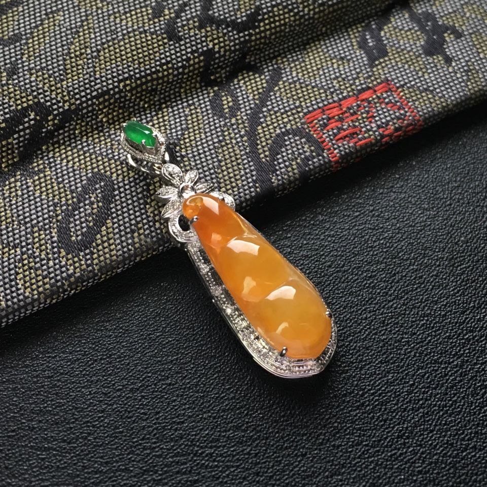 (超值推荐)糯冰种黄翡镶白金钻石四季豆胸坠