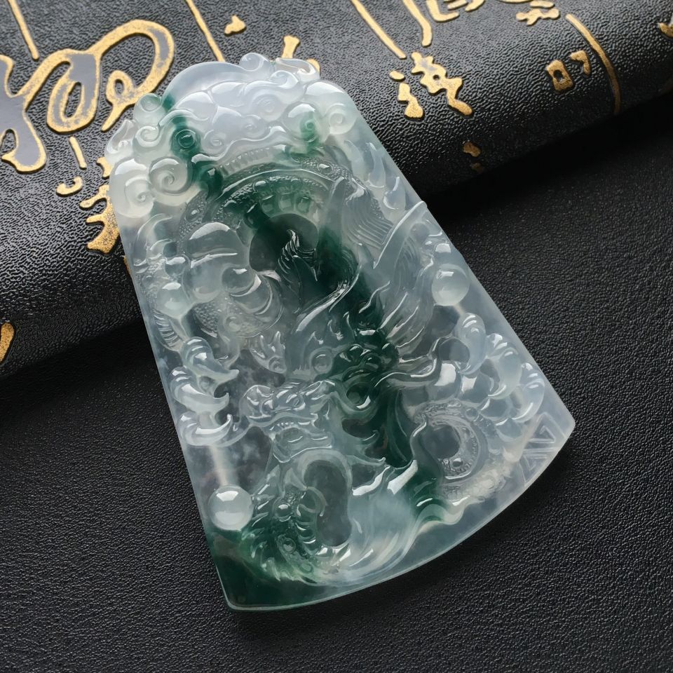 糯冰种飘花龙牌挂件