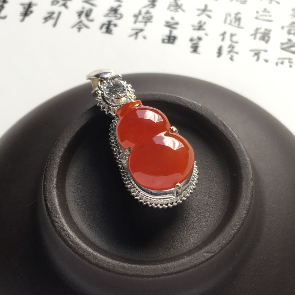 糯冰种褐红翡葫芦胸坠面