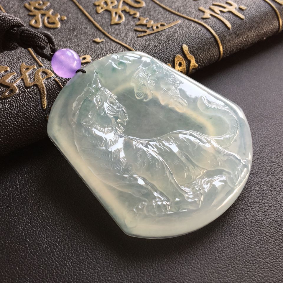 冰种飘花虎虎生威挂件