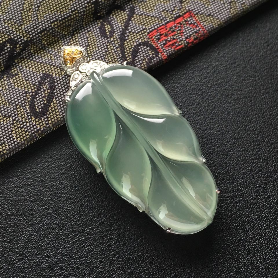 冰种晴水镶彩金钻石玉叶胸坠