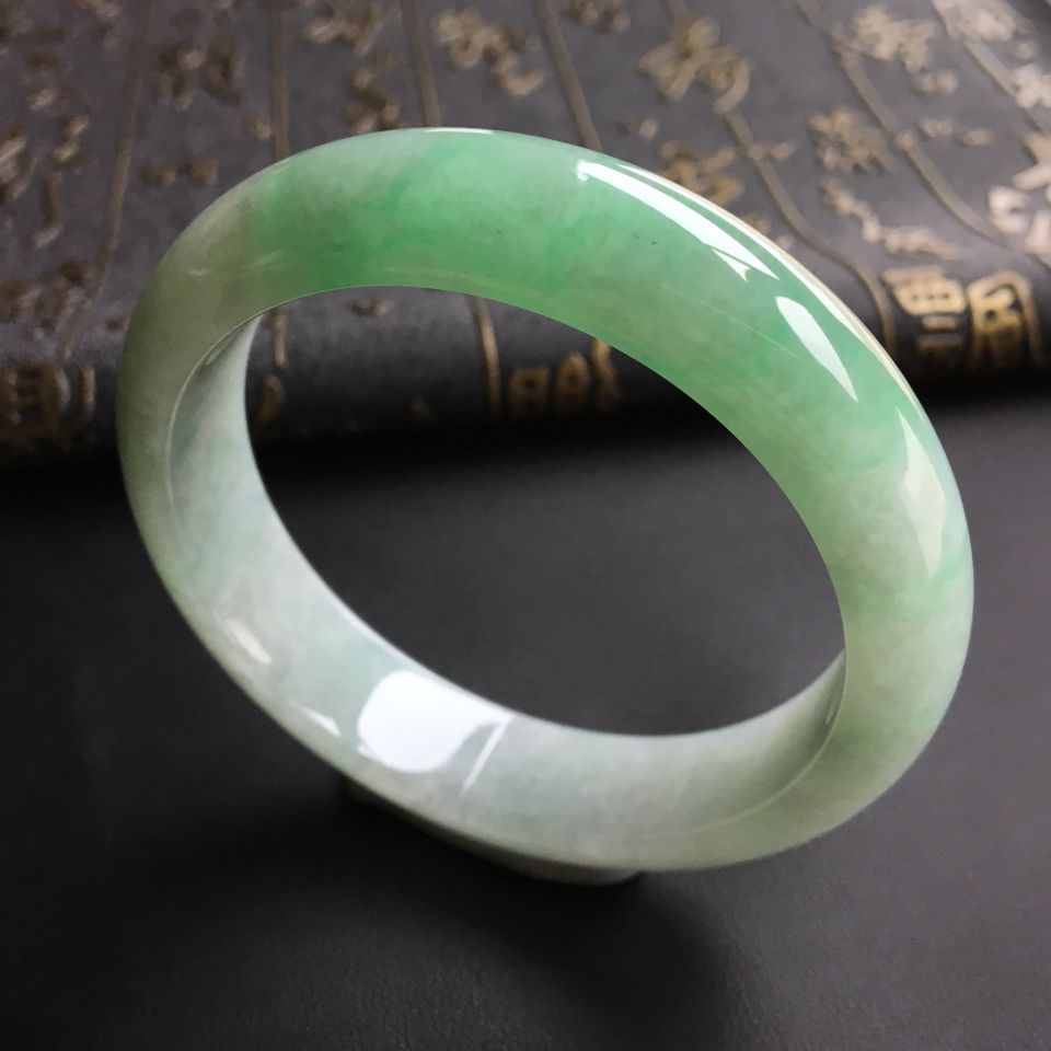 糯冰种略飘翠手镯(56.4mm)