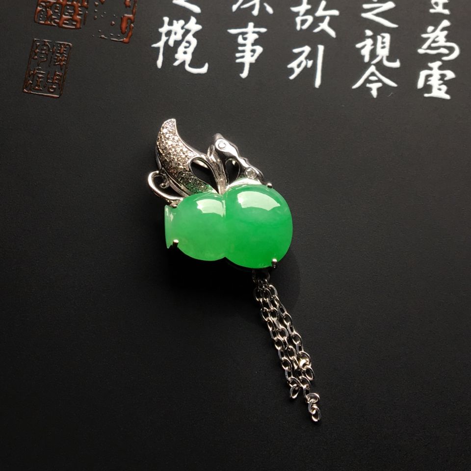 镶白金钻石冰种绿晴水葫芦胸坠