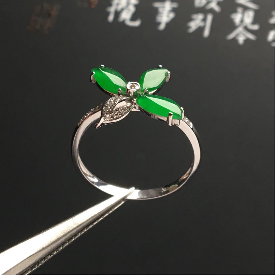 冰种翠色镶白金钻石戒指