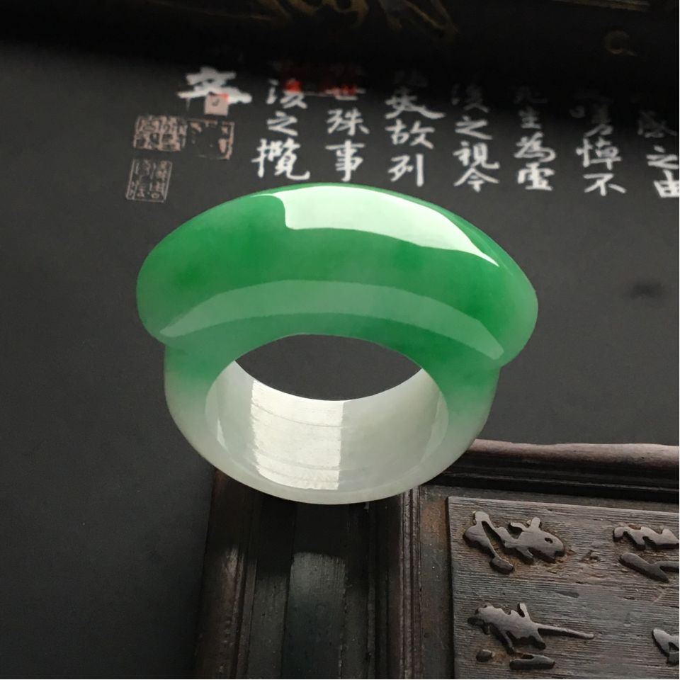 糯冰种翠色马鞍扳指