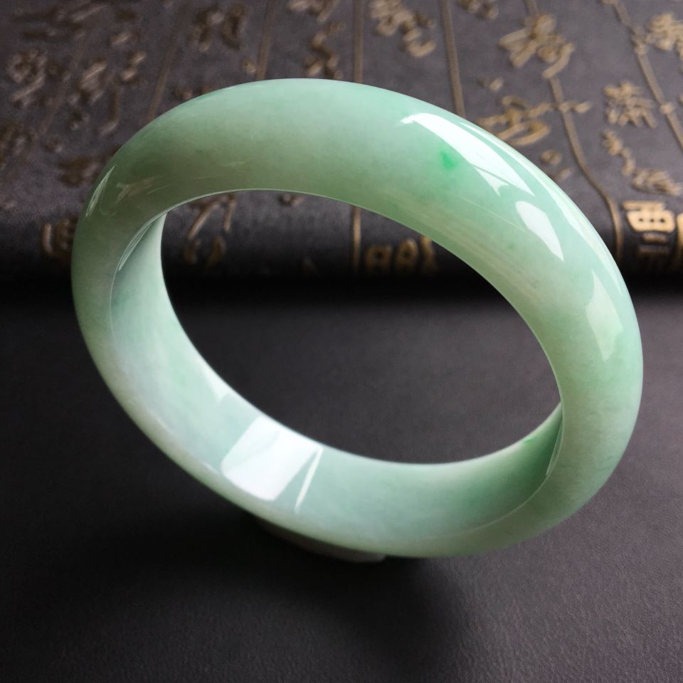 糯冰种略飘翠手镯(59mm)