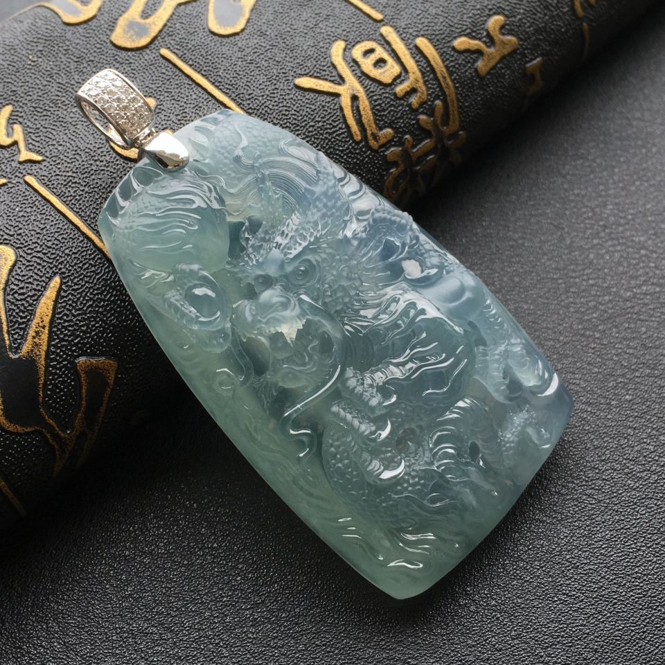 冰种晴水龙牌挂件(金扣)