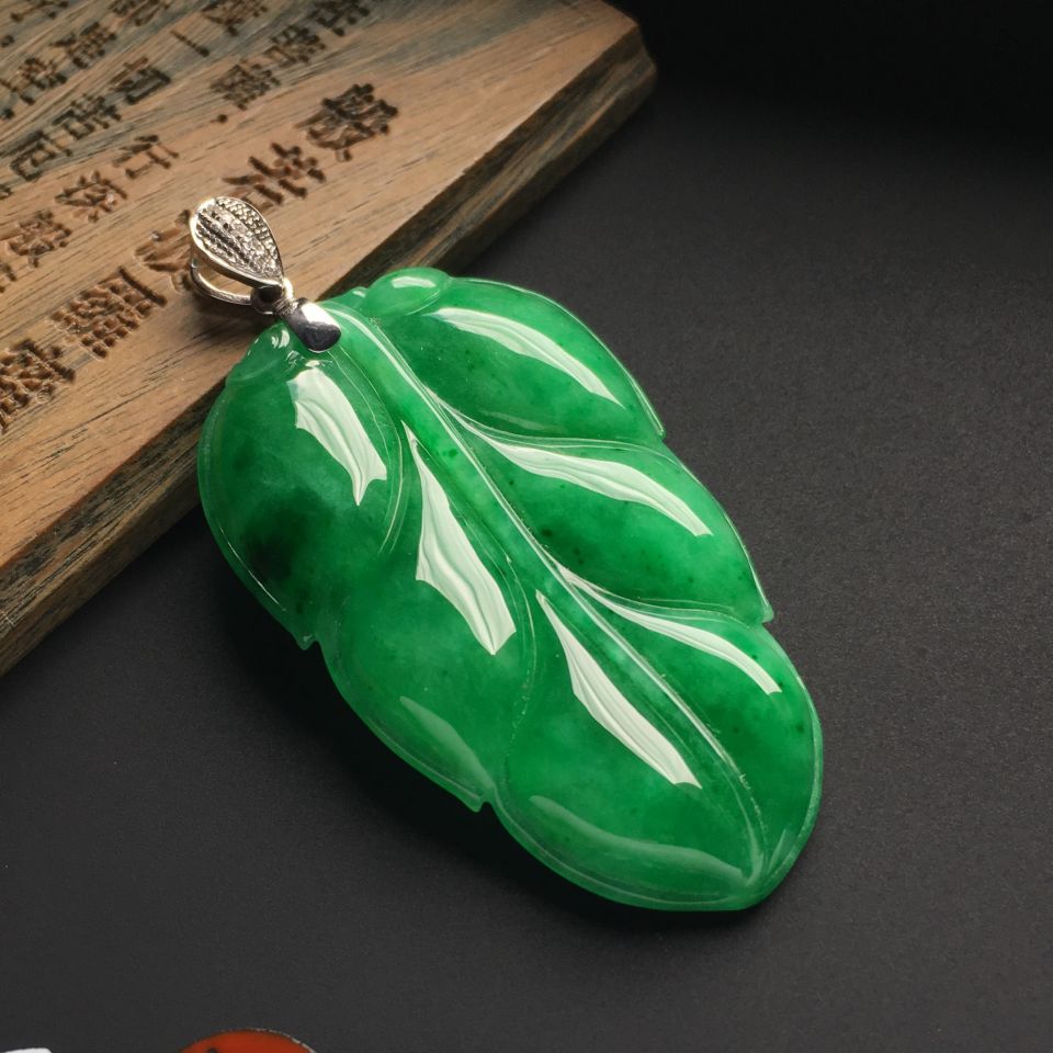 糯冰种翠色玉叶挂件