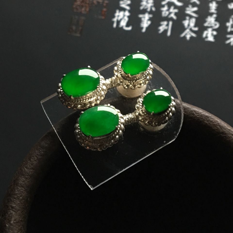 冰种阳绿耳钉面