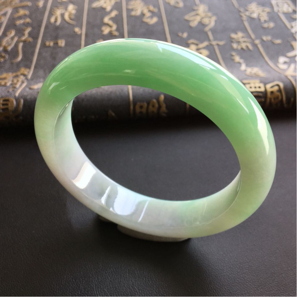 糯冰种淡绿手镯(56.4mm)