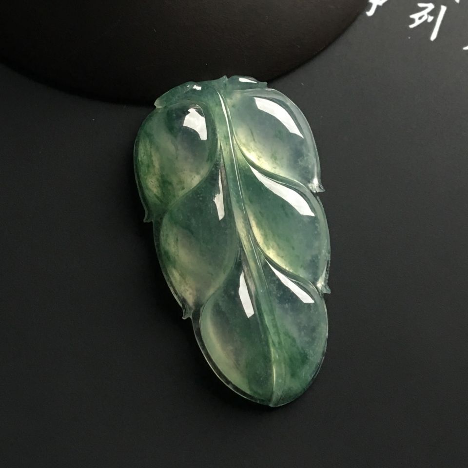 冰种飘花玉叶挂件