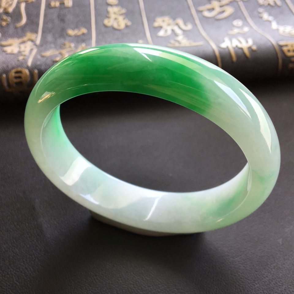 糯冰种飘翠贵妃镯(55.5mm-49.5mm)