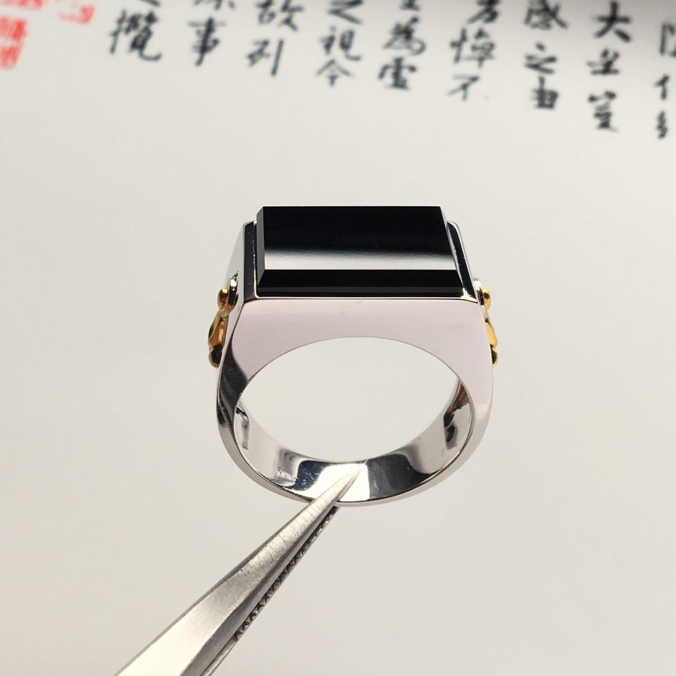 镶彩金冰种墨翠戒指（男戒）
