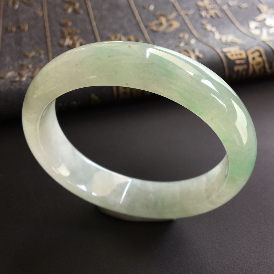 糯冰种晴水略飘翠贵妃镯(55mm-50.5mm)