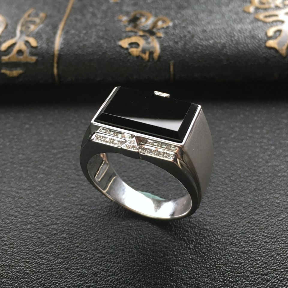 冰种墨翠镶白金钻石马鞍戒指