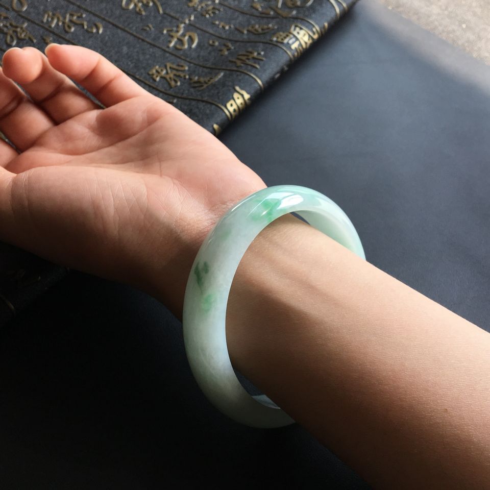 糯冰种飘翠手镯(62mm)