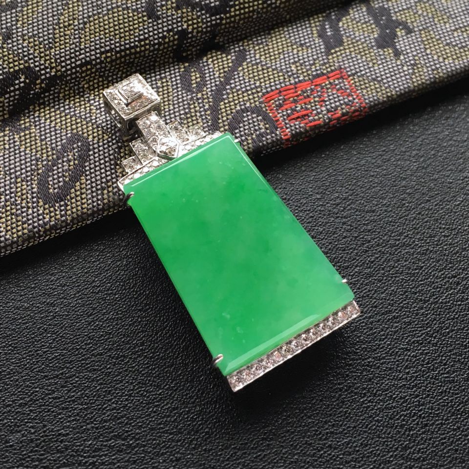 糯冰种翠色镶白金钻石平安牌胸坠
