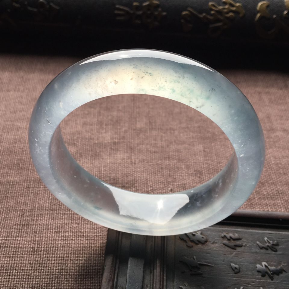 冰玻种淡晴水略飘花手镯（54.8mm）