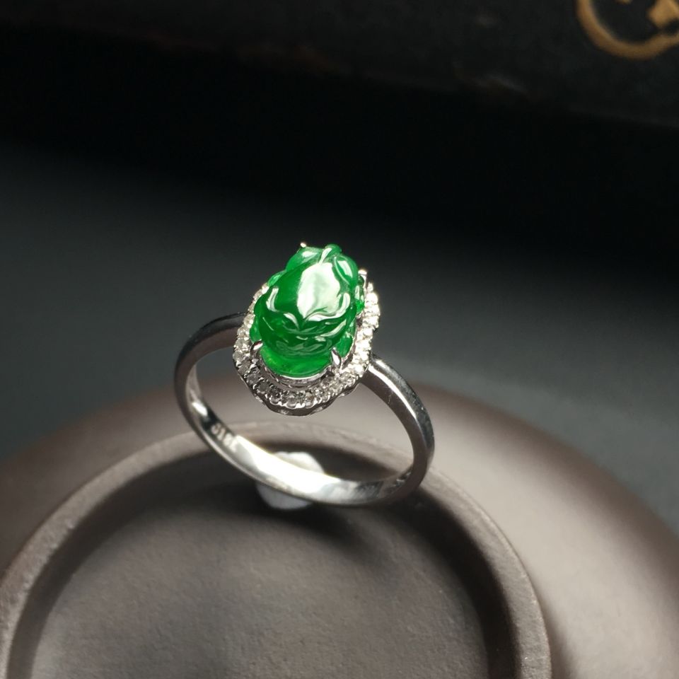 镶白金钻石冰种阳绿貔貅戒指