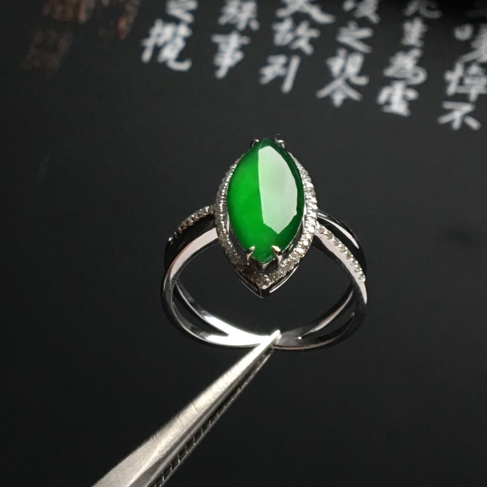 镶白金钻石冰种阳绿戒指
