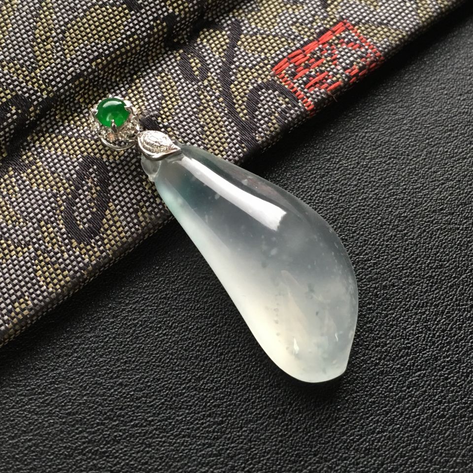 冰种淡晴水略飘花镶白金钻石福瓜胸坠
