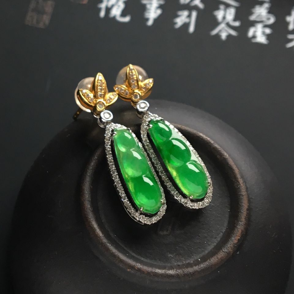 镶彩金钻石冰种翠色四季豆耳坠