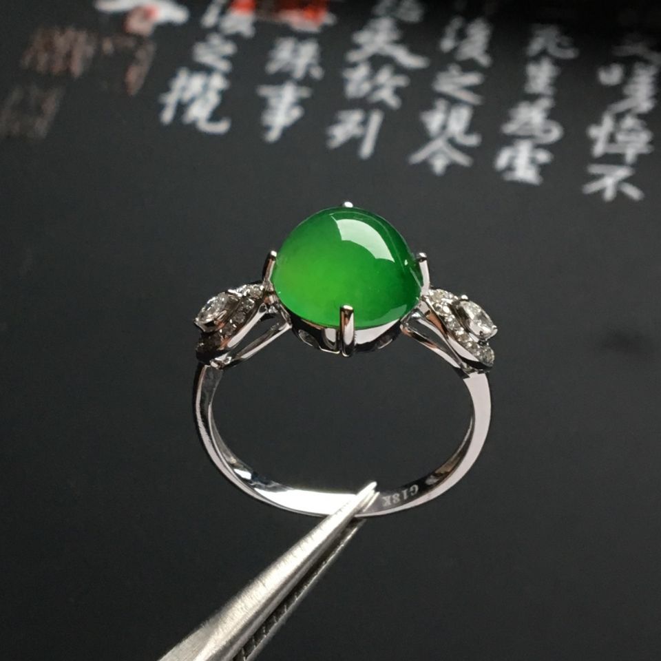 镶白金钻石冰种翠色戒指